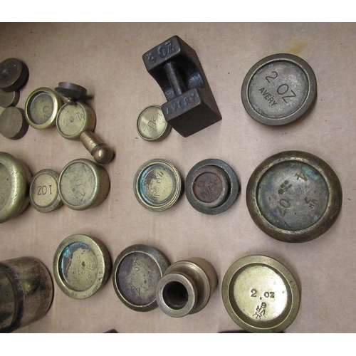 359 - Collection nof C20th and later cast iron kitchen weights, C20th brass graduated postage weights etc ... 