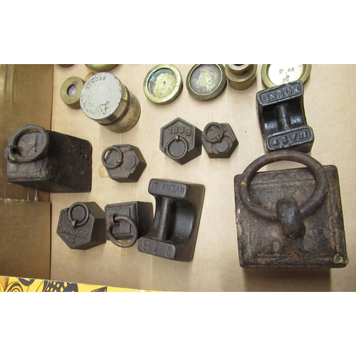 359 - Collection nof C20th and later cast iron kitchen weights, C20th brass graduated postage weights etc ... 