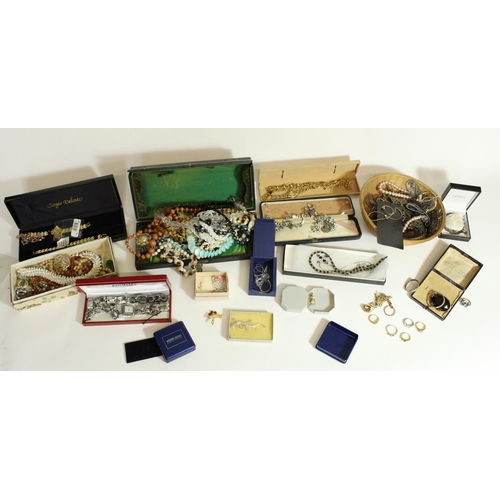 529 - Large collection of vintage and modern costume jewellery inc. brooches, necklaces, watches, rings et... 