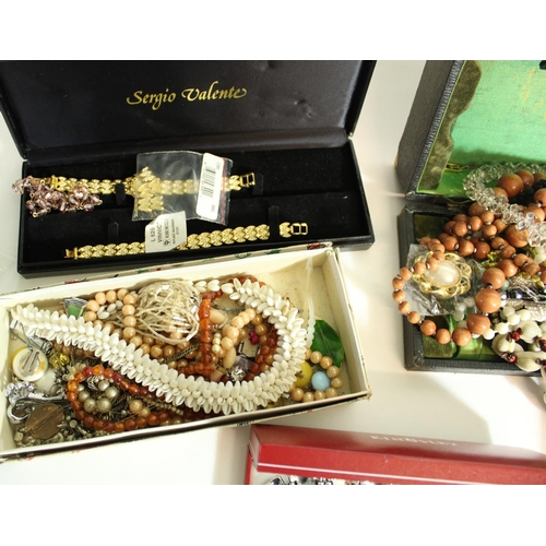 529 - Large collection of vintage and modern costume jewellery inc. brooches, necklaces, watches, rings et... 