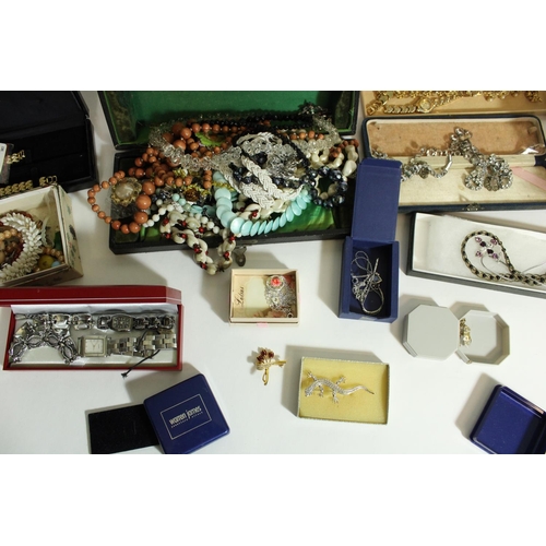 529 - Large collection of vintage and modern costume jewellery inc. brooches, necklaces, watches, rings et... 