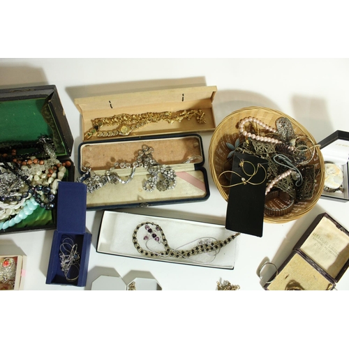 529 - Large collection of vintage and modern costume jewellery inc. brooches, necklaces, watches, rings et... 