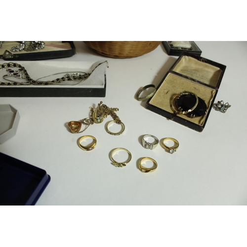 529 - Large collection of vintage and modern costume jewellery inc. brooches, necklaces, watches, rings et... 