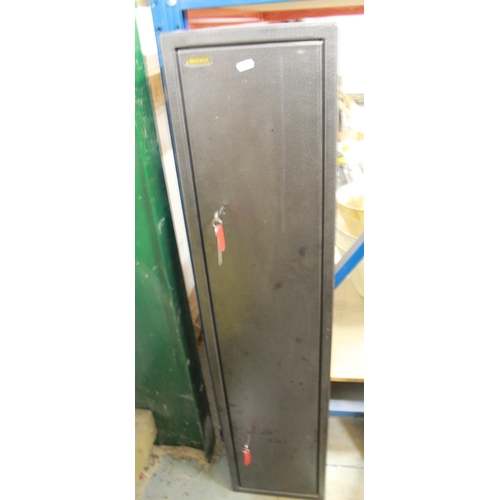 238 - Boxx double locked gun cabinet with three keys, W30cm D22cm H135cm