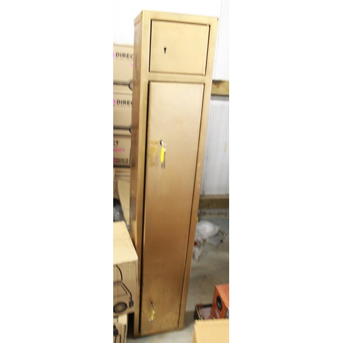 240 - Gun cabinet for approx five guns, with separate compartment above, W27cm D25cm H52cm