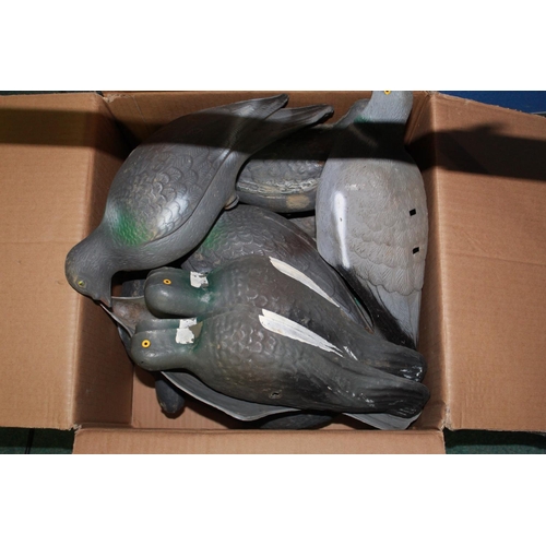 260 - Electronic battery powered decoy flapper, with large collection of decoys (14)