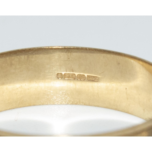37 - 9ct yellow and white gold wedding band with etched detail, stamped 375, size U1/2, 3.2g
