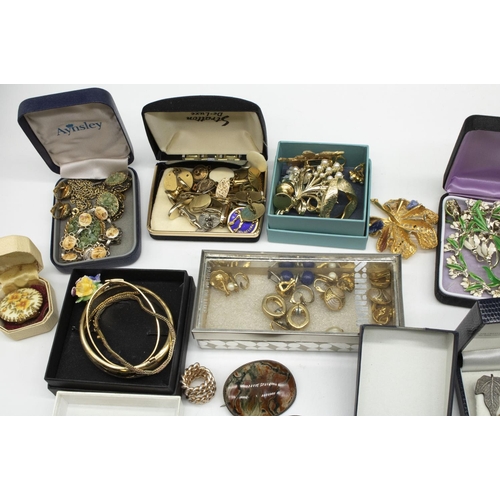 30 - Collection of costume jewellery including a large brooch set with moss agate, a 12ct rolled gold ban... 