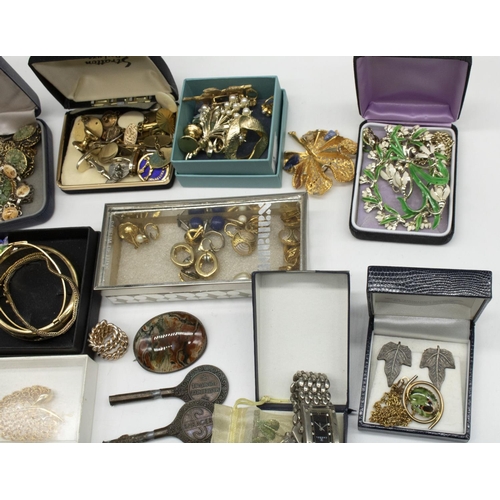 30 - Collection of costume jewellery including a large brooch set with moss agate, a 12ct rolled gold ban... 