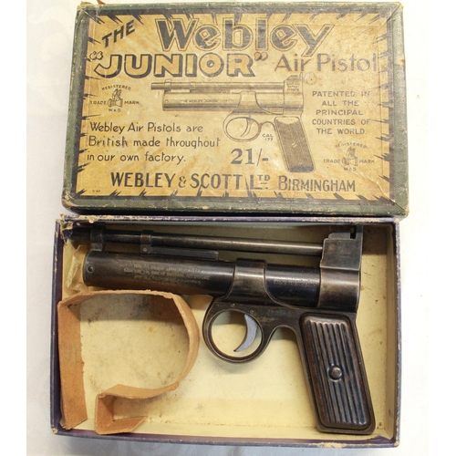 316 - Boxed webley junior over leaver .177 air pistol with metal grips SN:J22390 (1926) in good condition