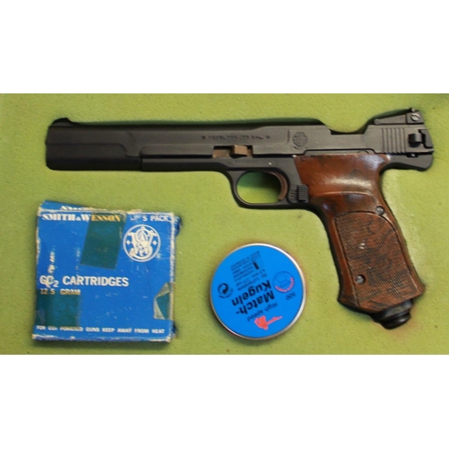 460 - Boxed Smith and Wesson Mod 799 co2 powered air pistol SN:0098026 with spare co2 cartridges and spare... 