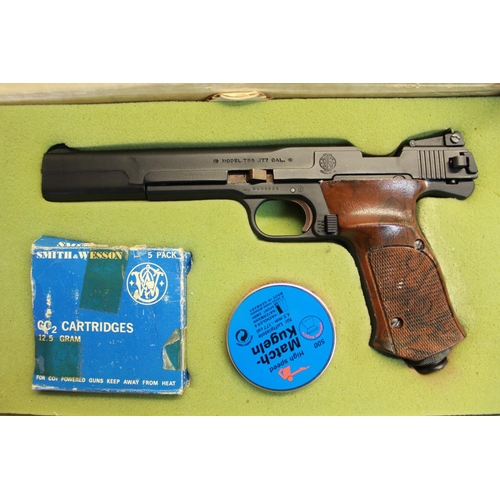 460 - Boxed Smith and Wesson Mod 799 co2 powered air pistol SN:0098026 with spare co2 cartridges and spare... 