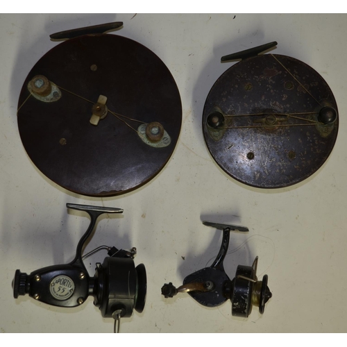 85A - 2 vintage wood centrepin fishing reels, no makers marks and 2 sidearm reels, a 