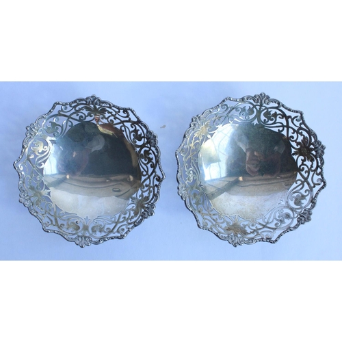 1065 - Pair of Geo.V hallmarked silver bon bon dishes, pierced scroll border with shaped rim on four feet, ... 