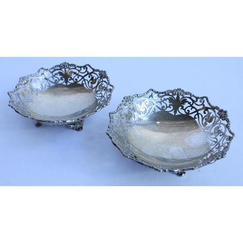 1065 - Pair of Geo.V hallmarked silver bon bon dishes, pierced scroll border with shaped rim on four feet, ... 