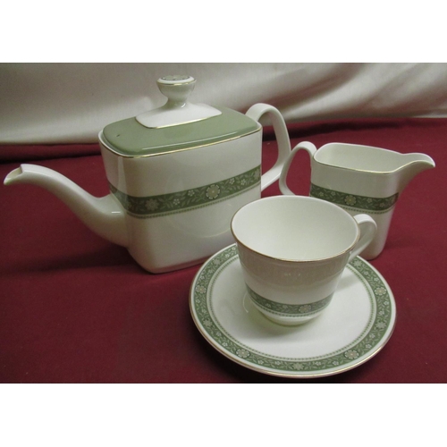 30 - Royal Doulton Rondelay H5004 tea and dinner ware comprising cups, saucers, etc