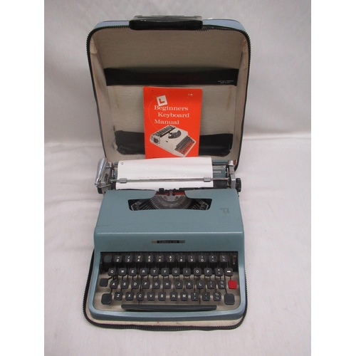46 - Lettera 32 portable typewriter