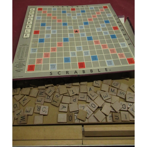 48 - Vintage J W Spear & Sons Ltd. Enfield, vintage Scrabble, Waddingtons cribbage, and other vintage gam... 