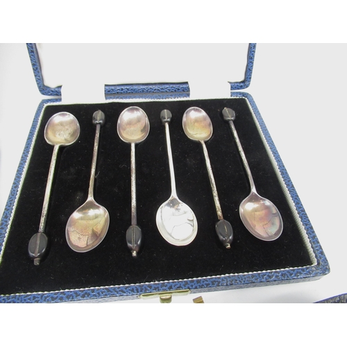 69 - ER.II Hallmarked Sterling silver baby feeder set, by Arthur Price & Co Ltd. Birmingham 1932, a cased... 