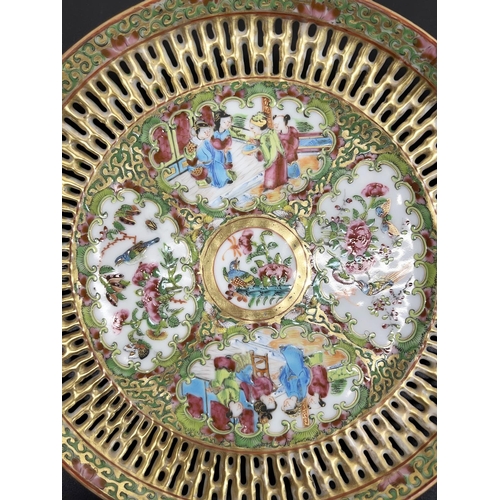 1059 - C20th Canton circular plate, famille verte and rose enamelled with alternating panels of figures and... 