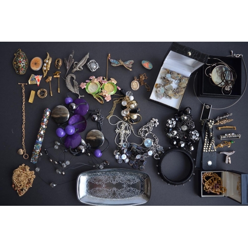 789 - A collection of costume jewelry.