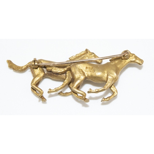1021 - 9ct yellow gold brooch in the form of galloping horses, by Alabaster and Wilson, stamped 9 375, 19.9... 