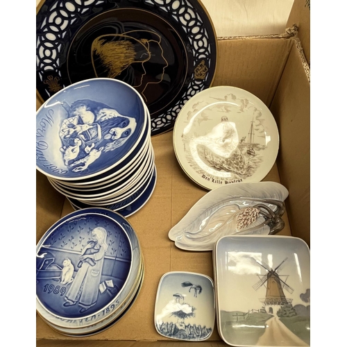 722 - Bing & Grondahl Mother's Day plates from 1969 to 2018 (mostly boxed), other Bing & Grondahl commemor... 