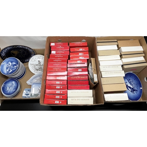 722 - Bing & Grondahl Mother's Day plates from 1969 to 2018 (mostly boxed), other Bing & Grondahl commemor... 