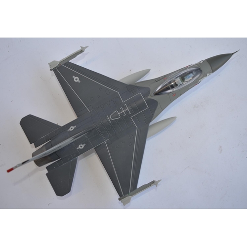 811 - A Franklin Mint 1/48 USAF F-16 die-cast model. No box etc, model dusty but in otherwise excellent co... 