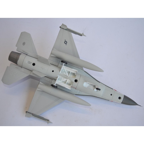 811 - A Franklin Mint 1/48 USAF F-16 die-cast model. No box etc, model dusty but in otherwise excellent co... 