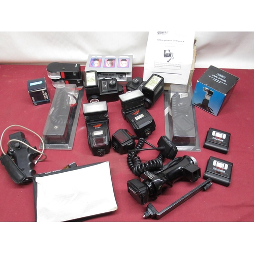 91 - Flash guns and other accessories including two Vivitar 283 flashguns, Centon FH80 flashgun, off came... 