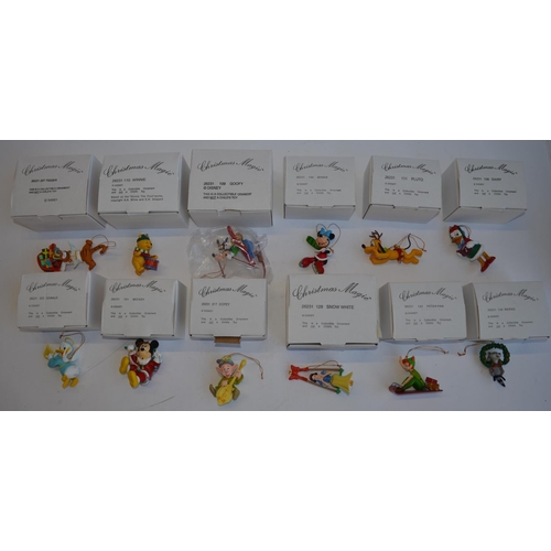 827 - 12 Christmas tree hangers by Disney, all boxed and in excellent condition. Includes Snow White, Goof... 