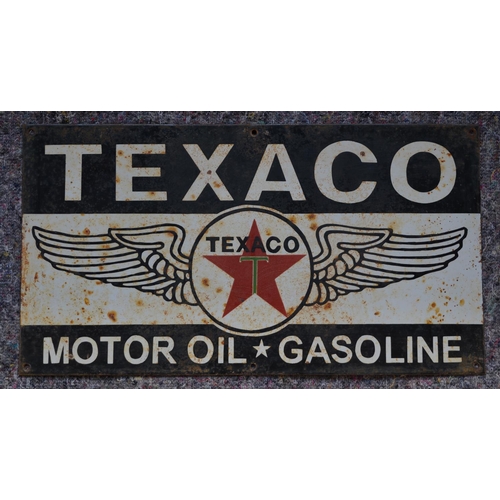 1074 - An enameled steel plate advertising sign for Texaco Motor Oil and Gasoline. W55.8xH30.4cm