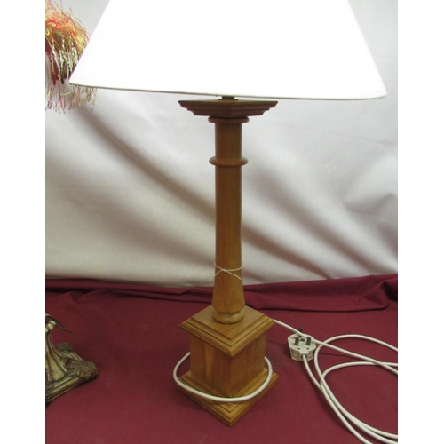 686 - Late 20th century golden oak 'Yorkshire oak style' table lamp with turned column on square base (hei... 