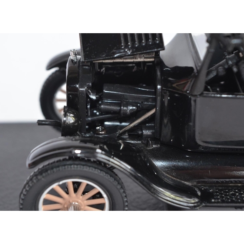 1156 - A 1/24 Sun Star 1925 Ford Model T Roadster Pickup (closed) item no 1860. Attached to base.