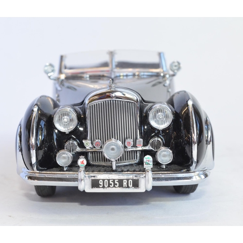 1168 - A boxed Franklin Mint 1/24 1947 Bentley Mk VI cabriolet, black with Franay coachwork. No paperwork o... 