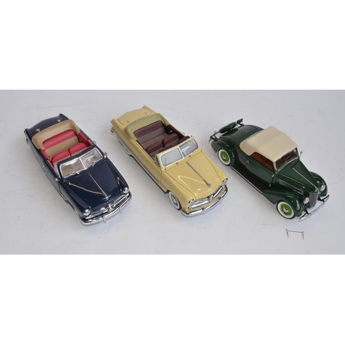 1172 - 3 1/24 die-cast model cars:
Franklin Mint 1936 Ford cabriolet, good condition but wipers detached (i... 