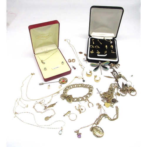 1099 - 9ct gold necklace set with dark blue heart, stamped 375, a matching 9ct gold pearl earring and neckl... 