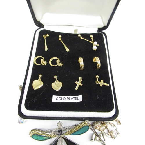 1099 - 9ct gold necklace set with dark blue heart, stamped 375, a matching 9ct gold pearl earring and neckl... 