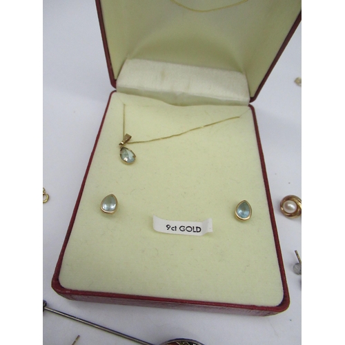 1099 - 9ct gold necklace set with dark blue heart, stamped 375, a matching 9ct gold pearl earring and neckl... 