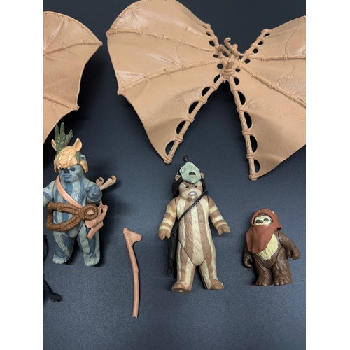 1127 - Star Wars - a collection of original vintage Kenner/Palitoy made Star Wars Ewok related action figur... 