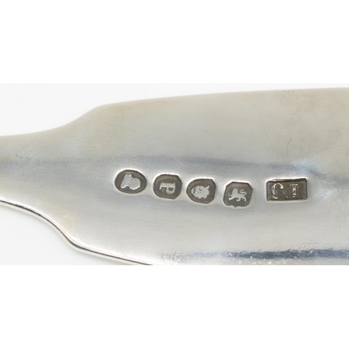1053 - Geo.III hallmarked silver Fiddle pattern fish slice, with pierced and engraved blade, by Thomas Jame... 