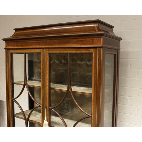 1405 - Edwardian Sheraton revival satinwood crossbanded and boxwood strung mahogany display cabinet, with c... 