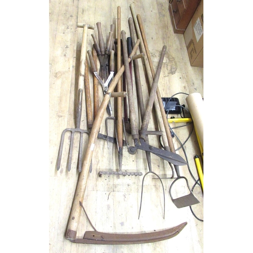 2258 - The Grange Goathland - Garden tools including edging clippers, hedge clippers, forks, hoes, rake, et... 