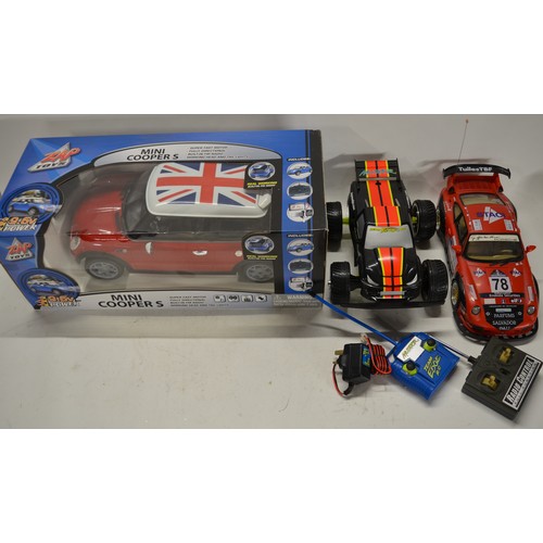 321 - 3 working radio control cars including a boxed Mini Cooper (also a radio) by Zap Toys, a Porsche 911... 