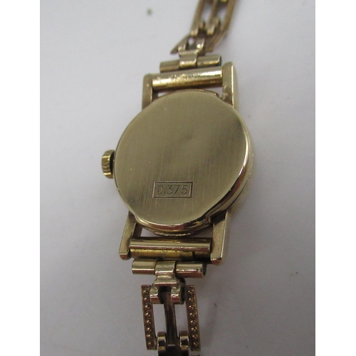 40 - Ladies Avia 9ct gold cased hand wound wristwatch, two-piece case on matching gate style bracelet, ha... 