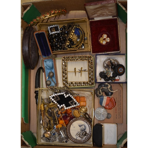 692 - Large collection of jewellery/costume jewellery including jet pieces, some with leather presentation... 