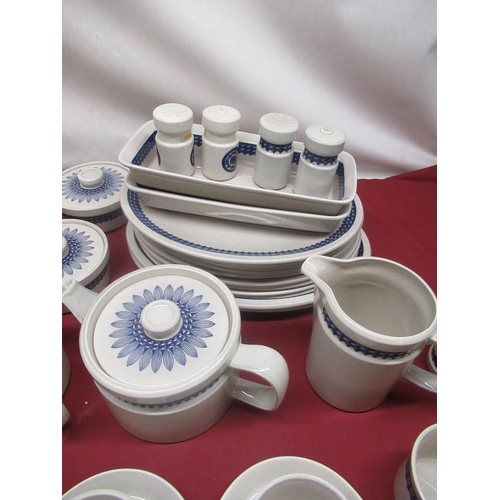 144 - Comprehensive Wedgwood Mexico pattern dinner and tea service comprising oval meat plates, teapots, c... 