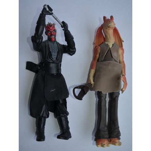 164 - 2 Hasbro Star Wars action figures from 1999. Darth Maul (damaged light sabre) and a Jar Jar Binks fi... 