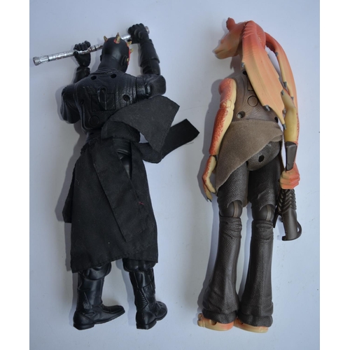 164 - 2 Hasbro Star Wars action figures from 1999. Darth Maul (damaged light sabre) and a Jar Jar Binks fi... 